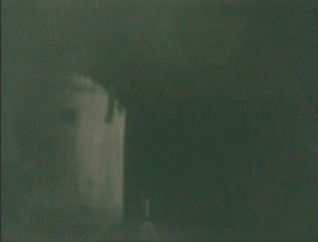 Рис. 2.6 а. Метод наложения нескольких скриншотов из оригинального видео для визуализации перемещений штатива. В результате был получен снимок, на котором можно по шлейфу от штатива отследить характер его движения.  