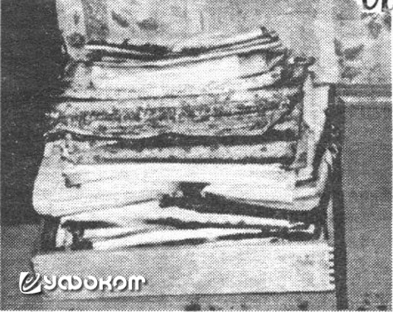 Белье, находившееся в шкафу, обгорело только на сгибах. Фото В. Репецкого.