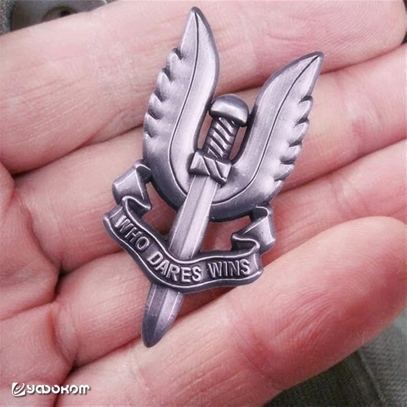Эмблема британской SAS – волшебный меч Экскалибур в огненном венце и лента с девизом: «Кто рискует – тот побеждает». По легенде Экскалибур дарован королю Артуру Владычицей Озера – озерной феей.