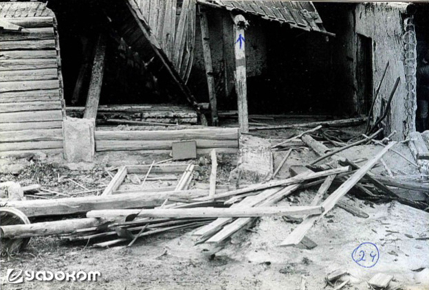 Фото 24. Те же разрушения крупным планом. Видны бетонные колонны, стоящие и упавшие. Их размер в сечении – 60 на 50 см. Одна из балок на снимке 24 на конце, как бы, сломана ударом сверху (показано стрелкой) (Фото Фефелова В.Н.).