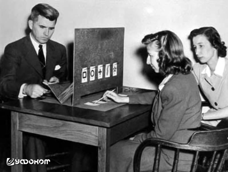 Парапсихолог Дж. Б. Райн с испытуемыми. Источник: www.pinterest.com.