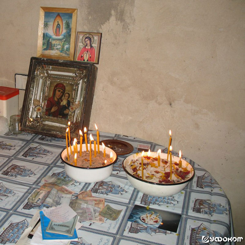 Хорошо заметно, что в среднюю миску засыпан свежий песок – значительно более темный и крупнозернистый в сравнении с «белым» из соседней.