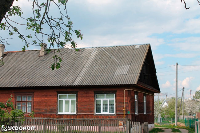 Дом, в котором временно «прописался» невидимка: видны новые пластиковые окна Татьяны и старое деревянное окно соседки (слева), хорошо просматривается «та самая шиферина» на крыше. Фото авторов (2016 год).