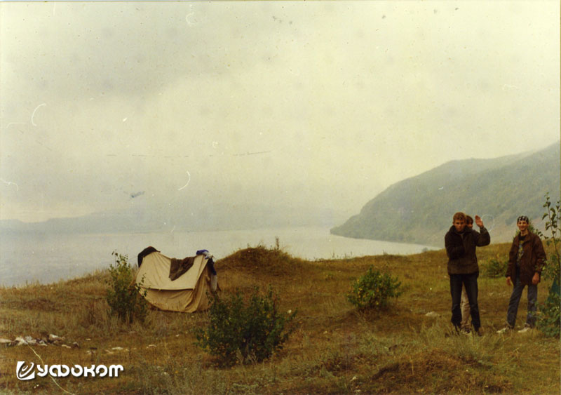 Среднее Поволжье. Старая палатка у обрыва, 1987 год. Фото Игоря Павловича.