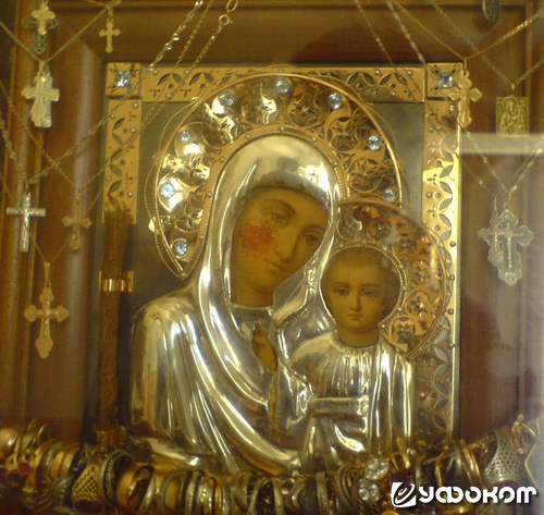 Икона в новом окладе в июле 2008 года. Число привешенных даров продолжает расти. Фото «Волжский-АЗ-Космопоиск».